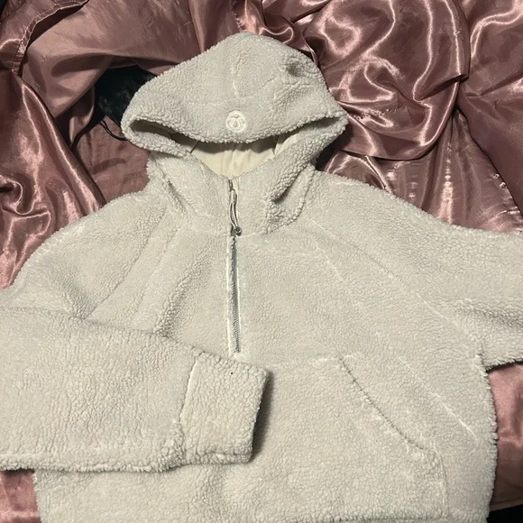Lululemon Fleece Scuba. Great condition! Size M/L. Color Bone.